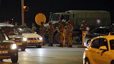 Turečtí vojáci na asijské straně Istanbulu Turečtí vojáci na asijské straně Istanbulu