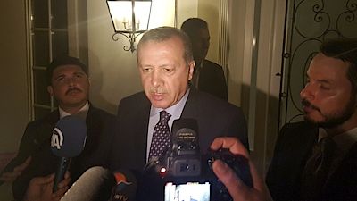 Prezident Recep Tayyip Erdoğan dává rozhovor médiím v tureckém letovisku Marmaris na jihozápadě země. Prezident Recep Tayyip Erdoğan dává rozhovor médiím v tureckém letovisku Marmaris na jihozápadě země.