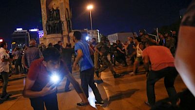 Příznivce tureckého prezidenta v centru Istanbulu vojáci rozehnali střelbou do vzduchu. Příznivce tureckého prezidenta v centru Istanbulu vojáci rozehnali střelbou do vzduchu.