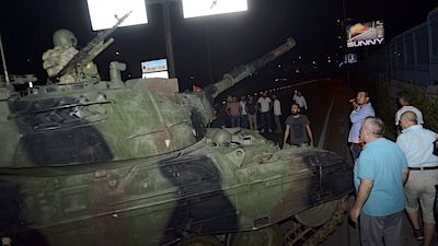 Tank na Atatürkově letišti v Istanbulu Tank na Atatürkově letišti v Istanbulu