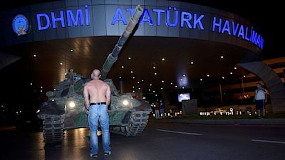 Stoupenec tureckého prezidenta před tankem na letišti v Istanbulu Stoupenec tureckého prezidenta před tankem na letišti v Istanbulu