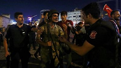 Vzbouření vojáci se v Istanbulu vzdávají policistům. Vzbouření vojáci se v Istanbulu vzdávají policistům.