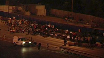 Stoupenci prezidenta Erdoğana se kryjí před střelbou pučistů u jednoho z mostů přes Bospor. Vzbouření vojáci oba mosty přes úžinu při pokusu o převrat zablokovali. Stoupenci prezidenta Erdoğana se kryjí před střelbou pučistů u jednoho z mostů přes Bospor. Vzbouření vojáci oba mosty přes úžinu při pokusu o převrat zablokovali.