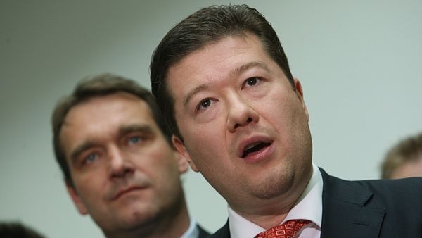 Na snímku Tomio Okamura, v pozadí Radim Fiala 