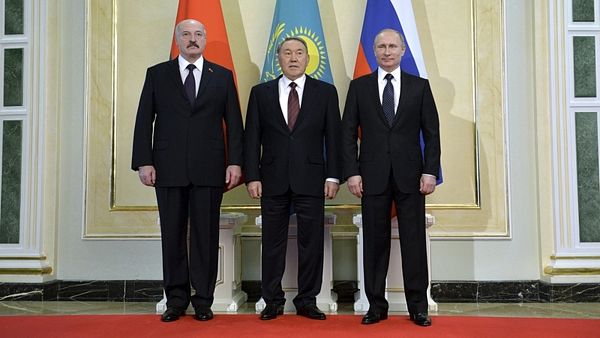 Zleva: Prezidenti Běloruska, Kazachstánu a Ruska Lukašenko, Nazarbajev a Putin na summitu v Astaně.