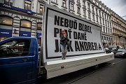 Recesistické setkání na oslavu skvělých činů ministra financí Andrej Babiše proběhlo 3. dubna před budovou Generálního finančního ředitelství v Praze. Na snímku Bára Štěpánová.