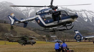 Helikoptéra přepravuje na místo neštěstí francouzské záchranáře