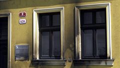 Požár poničil zejména vnější části objektu. Báčová uvedla, že podle hasičů hořela před budovou popelnice, plameny částečně zasáhly také okno objektu a fasádu.
