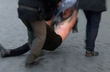 Policisté zadrželi Otakara van Gemunda za pokřikování hesla „Ať žije Havel!“ | na serveru Lidovky.cz | aktuální zprávy