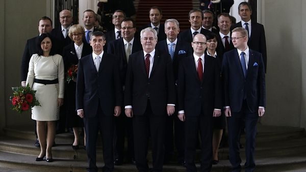 Společná fotka vlády Bohuslava Sobotky