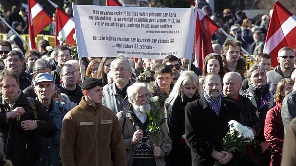 Průvod k připomenutí lotyšských divizí SS v Rize
