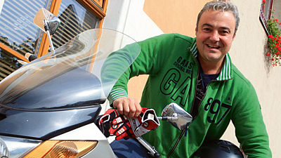 Miluje motorky. Na jedné terénní dokonce projel celé Maroko.