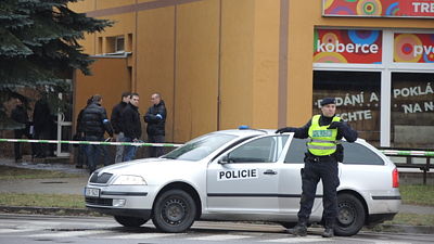 Policisté před restaurací Družba