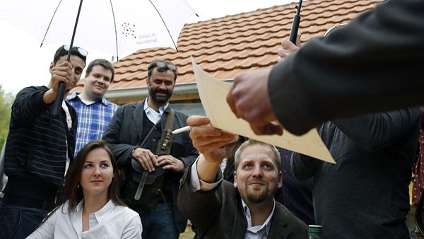 Vít Jedlička předává potvrzení o občanství ve státě Liberland, který na území mezi Srbskem a Chorvatskem založil a prohlásil se zároveň jeho prezidentem.