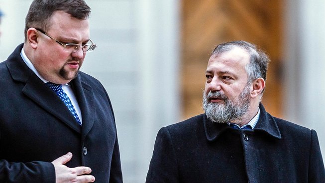 Dnes již bývalý hradní protokolář Jindřich Forejt (vlevo) a Hynek Kmoníček, ředitel zahraničního odboru prezidentské kanceláře