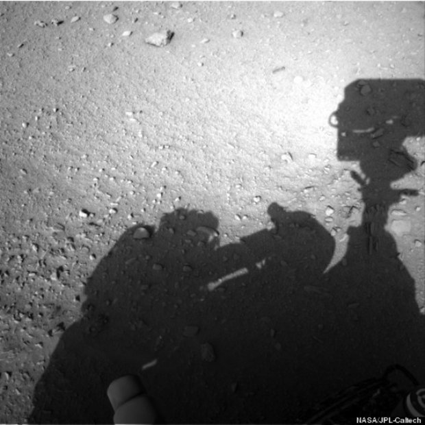 Záhadný stín u Curiosity Foto: 